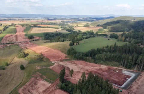 Dálnice D11 roste před očima