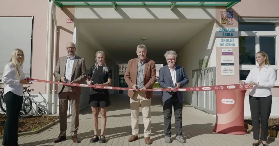 Hostivice modernizovala základní školu. Stovky nových světel sníží náklady o 60 %