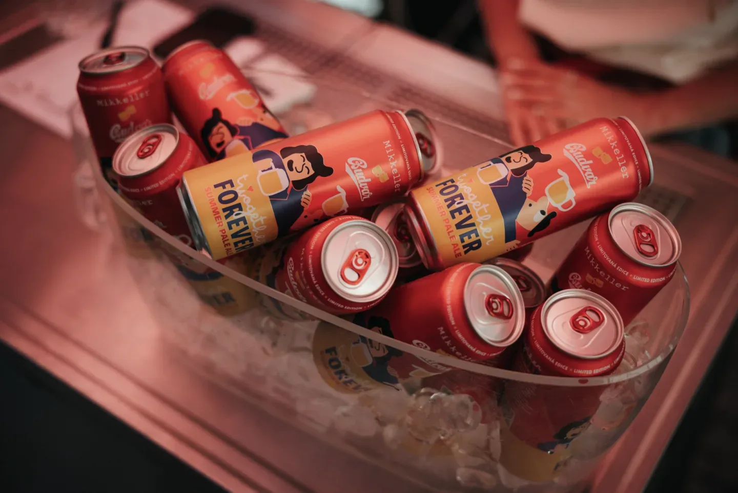 Budvar představuje letní limitku. Uvařil ji s ikonou světové pivní scény, dánským pivovarem Mikkeller